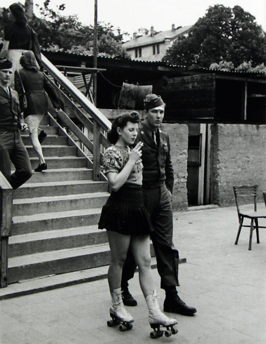 12. Молодая женщина на роликах и ее любимый солдат солдат, 1940 год
