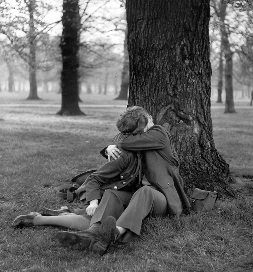 3. Американский солдат и его девушка наслаждаются блаженным поцелуем, 1945 год