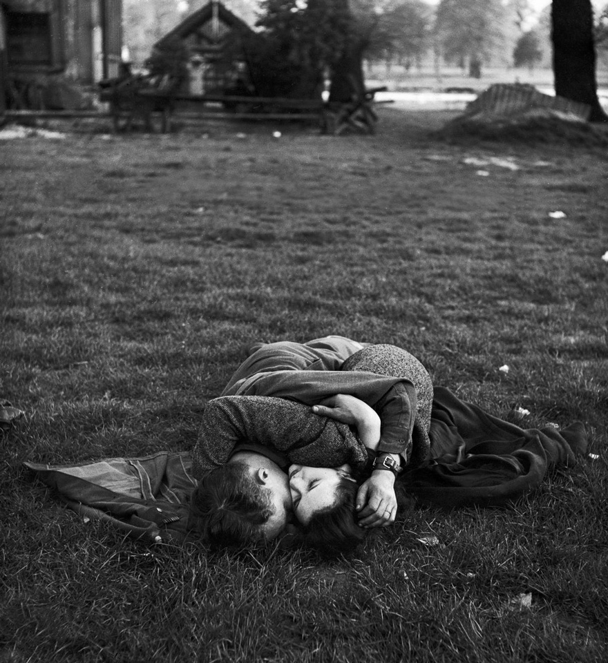 9. Любовь во время войны американского солдата и его английской подружки, Гайд-парк, 1945 год