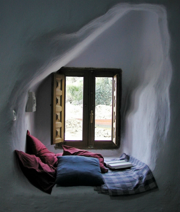 Скромное место для чтения в глинобитном доме