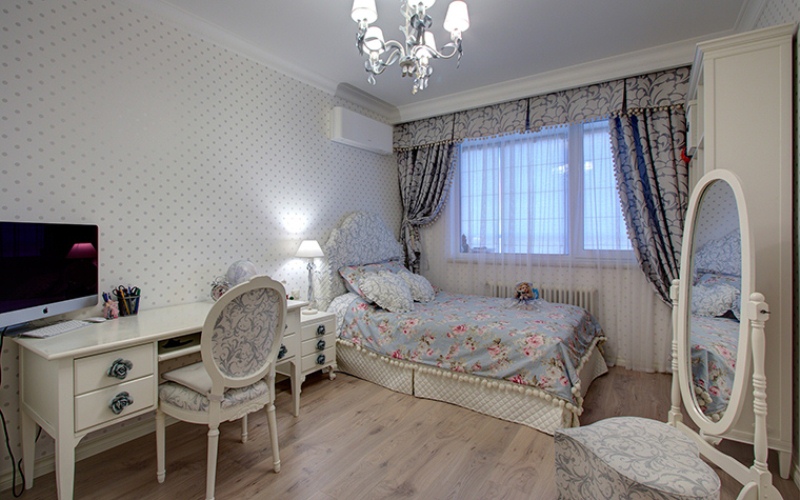 Самые красивые комнаты для девочек №2. Красивая детская комната с подушками в виде сердечек и гардинами на окнах