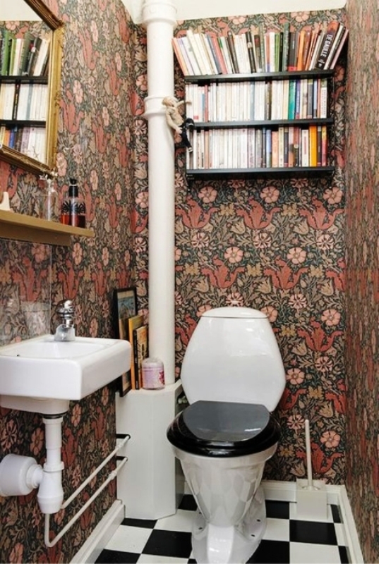 9. Интерьер туалета с книжной полкой и обоями в стиле ретро 