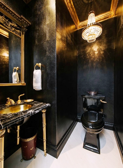 11. Кожаный дизайн туалета с золотистыми элементами, черным унитазом и красивой люстрой 