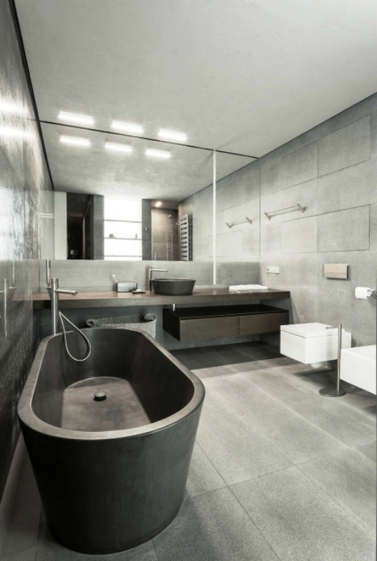 2. Стильный дизайн туалета для мужчины в серых тонах с большой ванной 