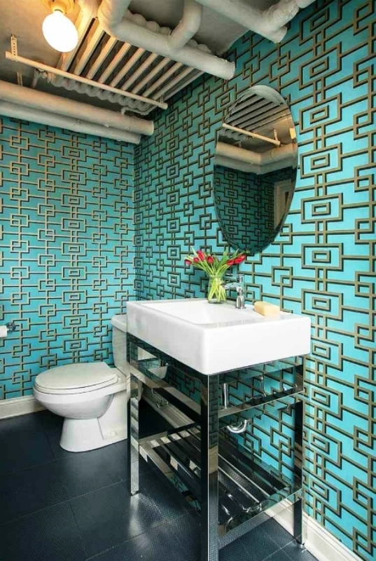 6. Дизайн туалета с трубами на потолке и креативными обоями бирюзового цвета 