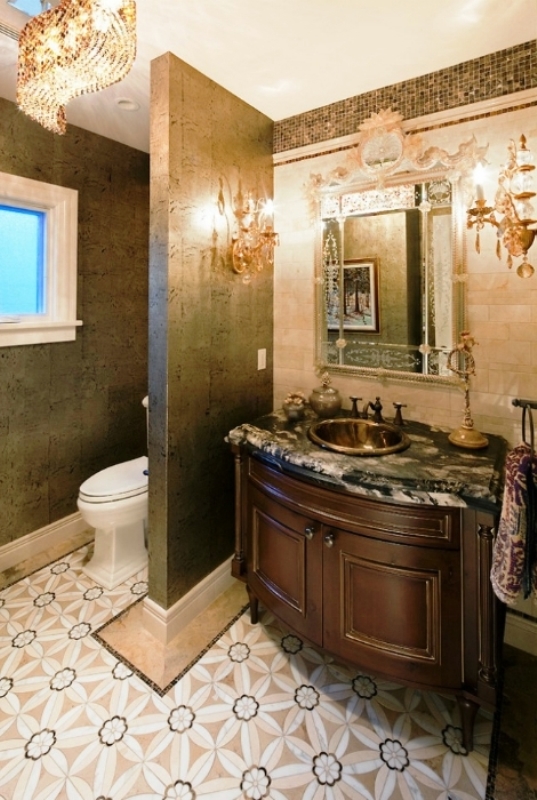 7. Шикарный интерьер туалета в золотистых тонах с царским зеркалом 