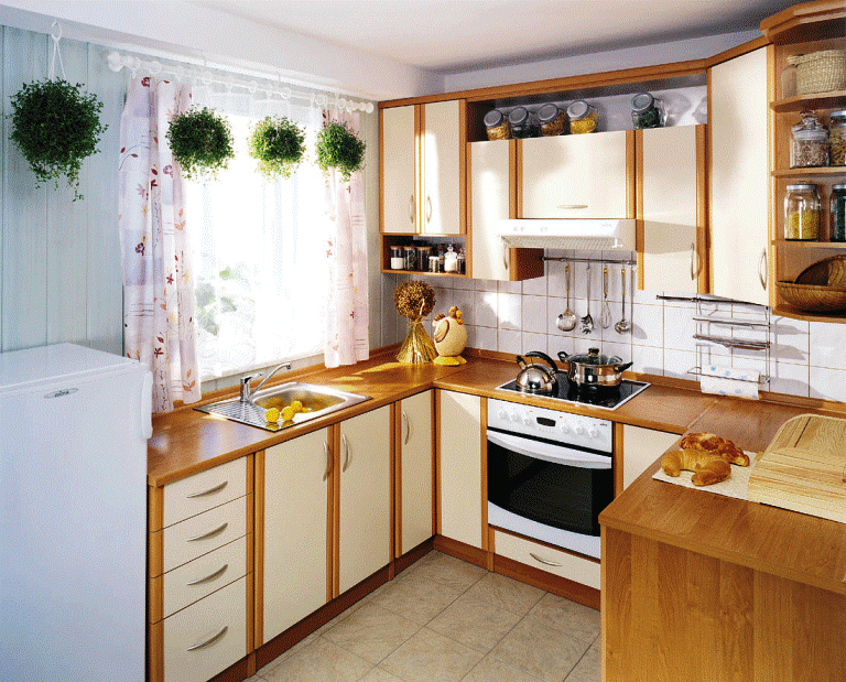 10. Висячая зелень на окне, столешница и шкафчики под дерево - удачная идея для оформления маленькой кухни