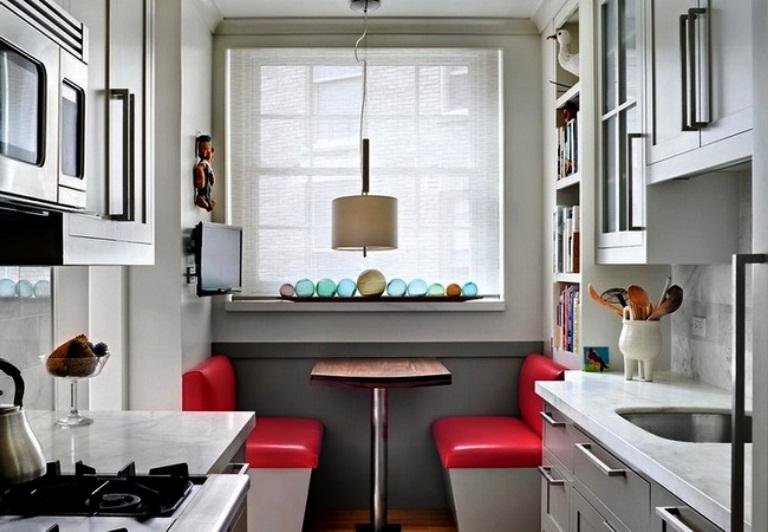 11. Стол для двоих, просторное окно с элементами декора в интерьере кухни