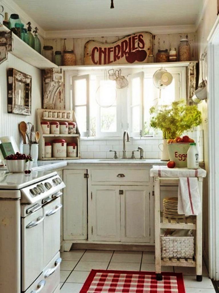 4. Дизайн маленькой кухни в стиле кантри с двумя окнами, ярким ковриком и красочным декором