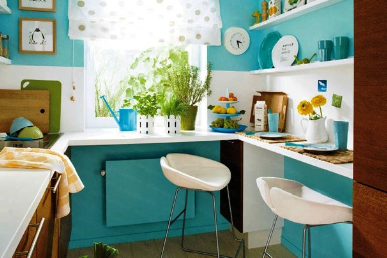 7. Светлое окно, белые стулья и фартук и бирюзовые стены в дизайне маленькой кухни