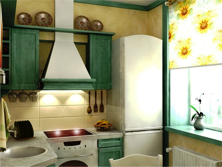 9. Уютный дизайн маленькой кухни в весенних тонах с цветными жалюзями, двухцветной вытяжкой и бежевым фартуком