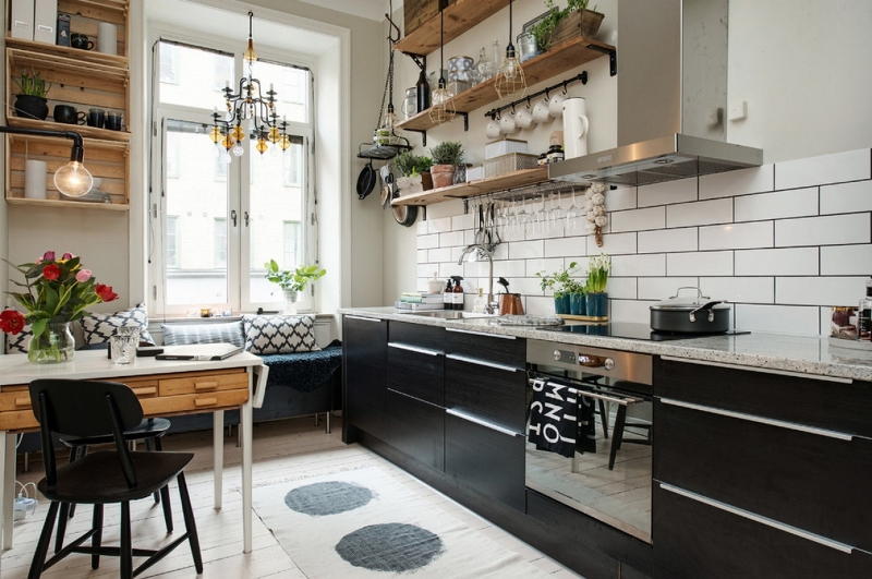 Дизайн кухни в скандинавском стиле в темных оттенках с креативным светильником и множеством декоративных украшений