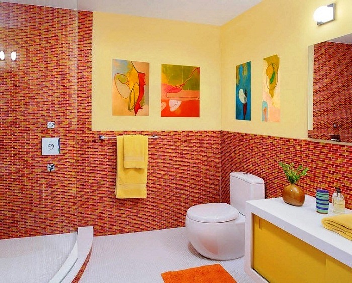 1. Яркая мелкая мозаика и красочные картины в дизайне ванной комнаты