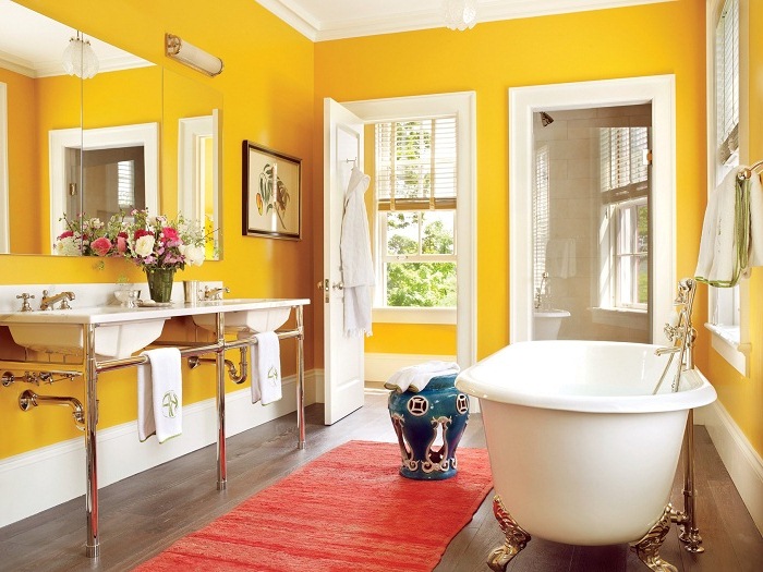 10. Сочные желтые цвета, красный коврик и необычная ваза в дизайне ванной комнаты