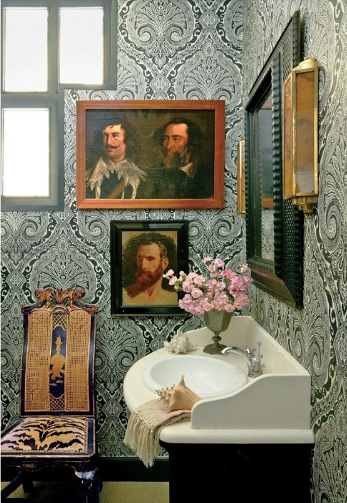 11. Ванная комната в аристократическом стиле с множеством картин