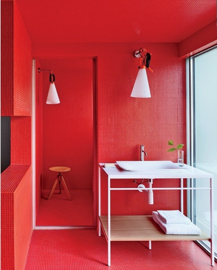 12. Очень яркая ванная комната красного цвета с белыми плафонами и умывальником