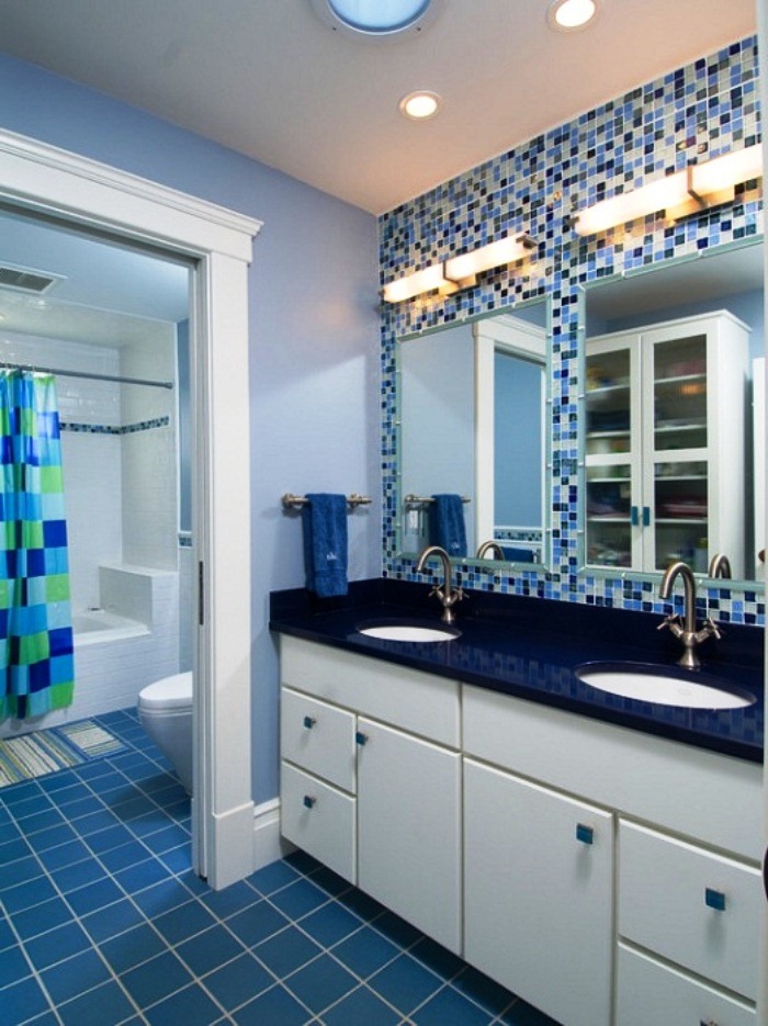 2. Ванная комната с элементами синего цвета и необычной мозаикой