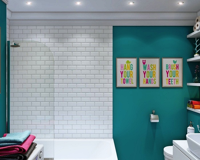 4. Яркая ванная комната в бело-голубых оттенках с красочными картинами на стене