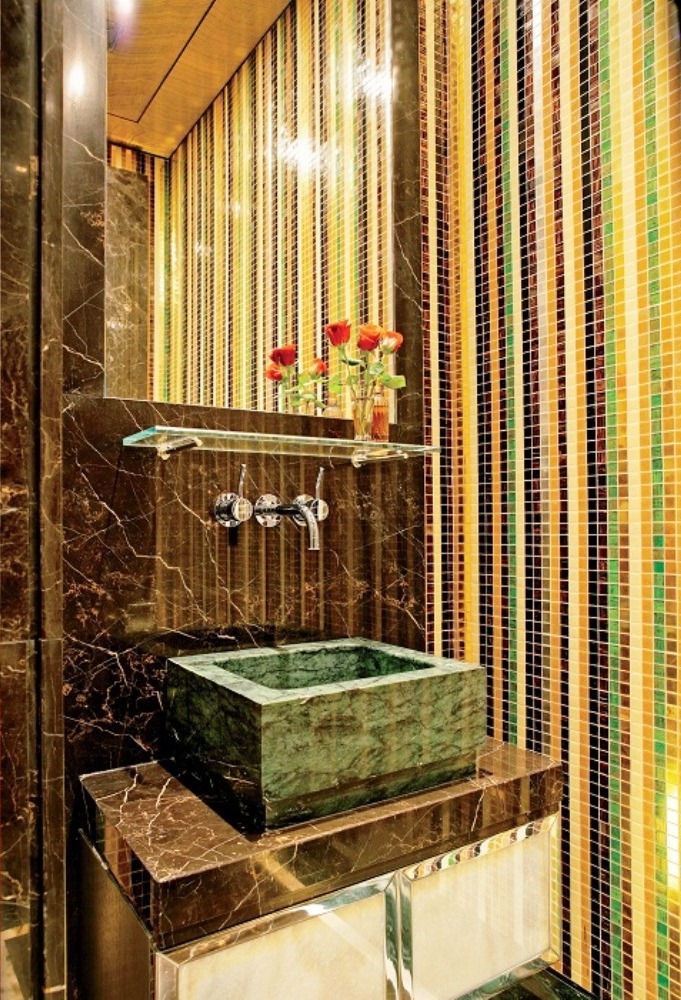 9. Яркая ванная комната с мелкой мозаикой и камнем