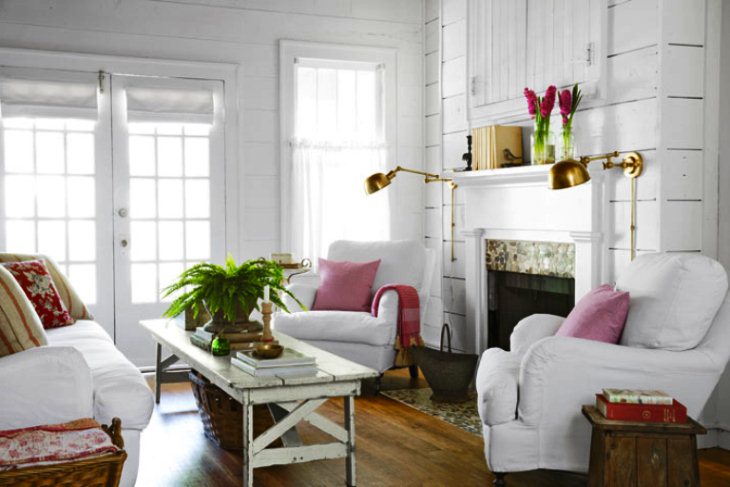 Очаровательная гостиная с белоснежной мебелью, камином и красочным декором в стиле кантри