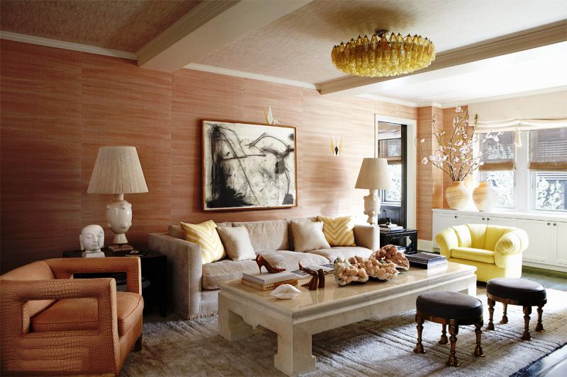 Обилие бежевых оттенков, красивая желтая люстра, мягкий диван с подушками и необычная картина в дизайне дома Камерон Диаз