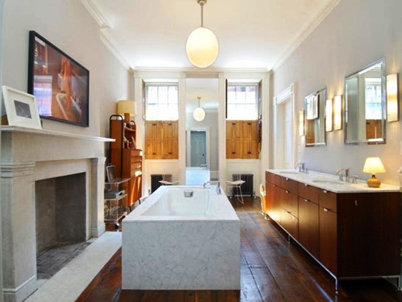 Необычный интерьер ванной комнаты с камином, деревянными вставками и квадратной ванной