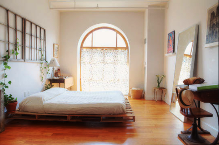 Креативная идея использовать старый деревянный поддон в качестве кровати в спальную комнату