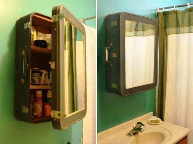 Старый ненужный чемодан удачно смотрится на стене в ванной, в качестве шкафчика с зеркалом 