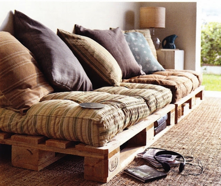 Мягкий и удобный диванчик из старого деревянного поддона