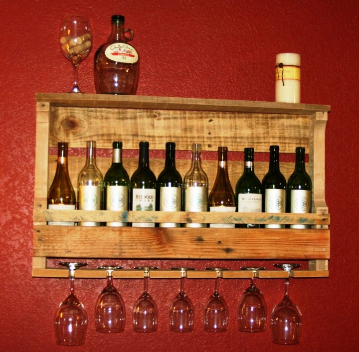 Удобная деревянная полочка для винных бутылок и бокалов