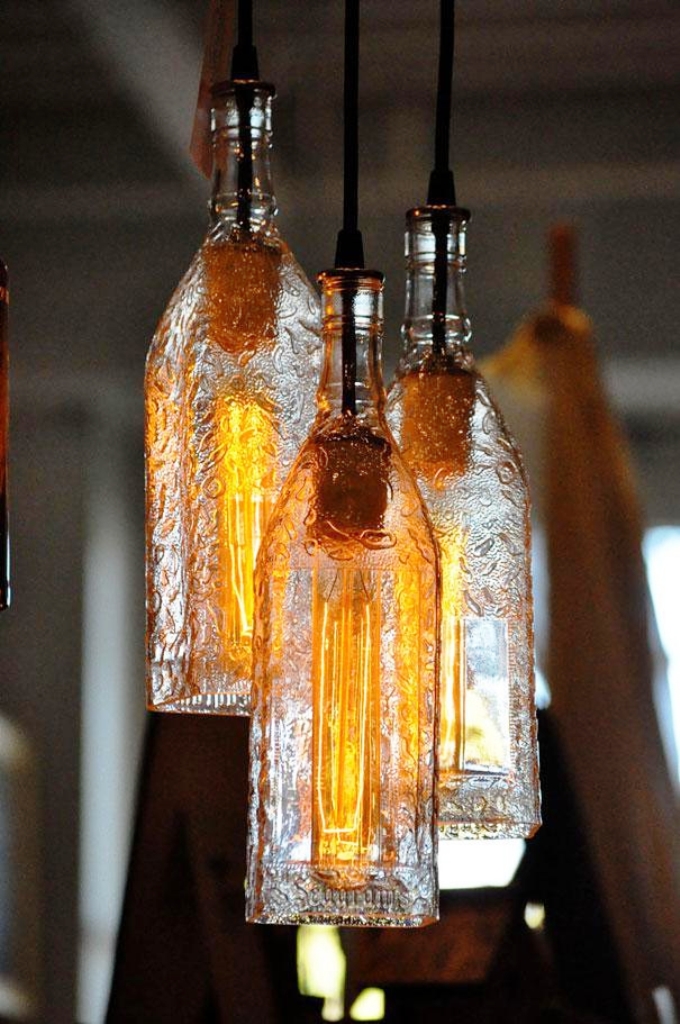 Необычное освещение из старых винных бутылок