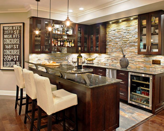 Дизайн кухни в западном стиле с дополнительным столиком на креативной барной стойке