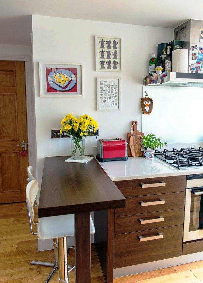 Интерьер маленькой кухни с деревянной барной стойкой