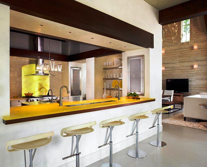 Кухонная зона с желтой барной стойкой и красочным декором