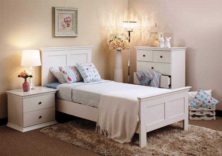 Белоснежная спальня с приятным освещением и цветными подушками