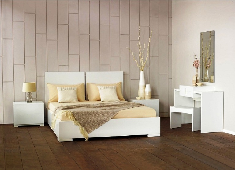 Спальня в белом цвете с бежевыми подушками и акцентной стеной