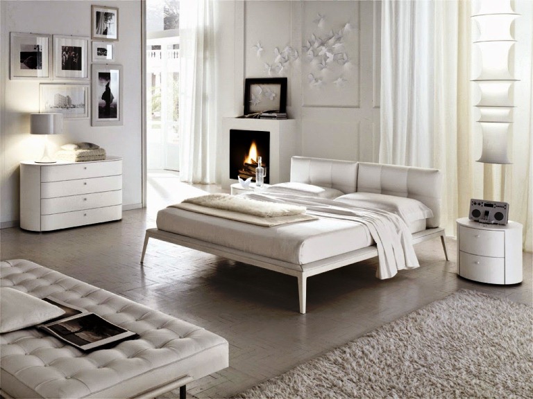 Шикарная спальная комната в белом цвете с камином