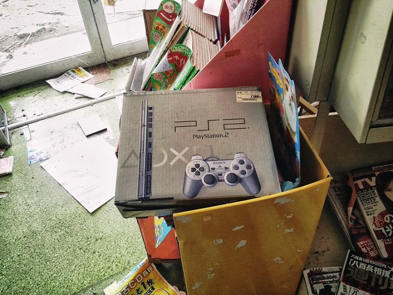 Нераскрытая коробка игровой приставки Play Station 2 в заброшенном доме