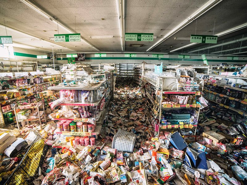 Шокирующее фото заброшенного супермаркета, на который совершили набег покинутые животные