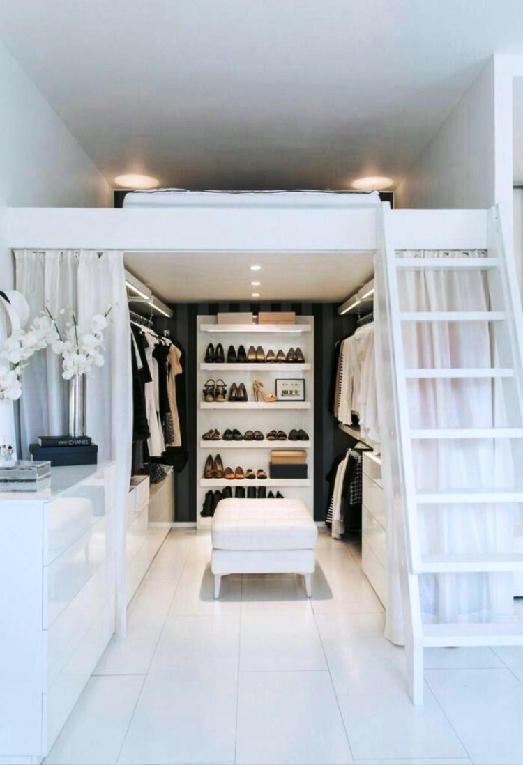 Стильная гардеробная спрятанная за белыми полупрозрачными шторами