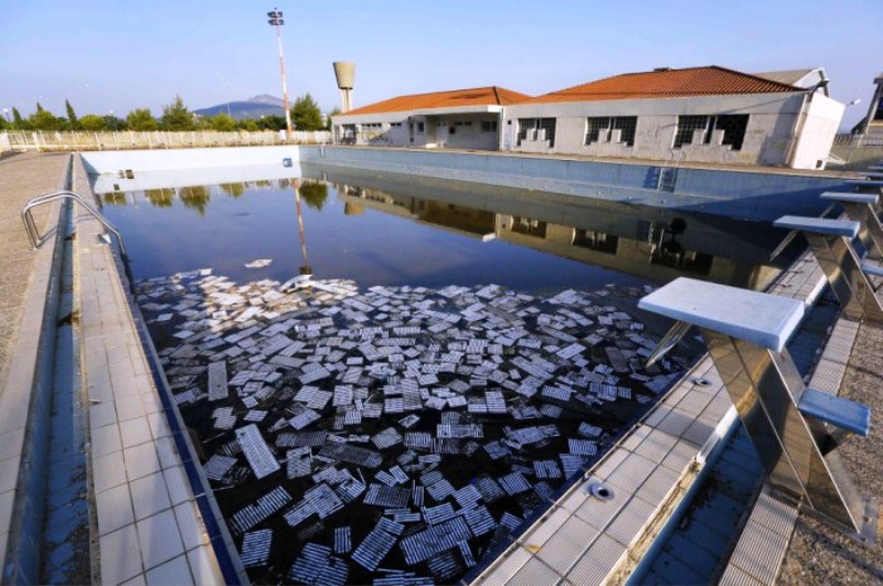 никому не нужный бассейн в Греции с отколовшейся плиткой