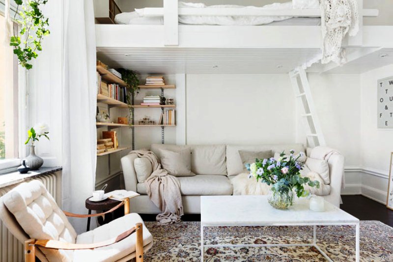 Спальное место с большой подвесной кроватью белого цвета с лестницей