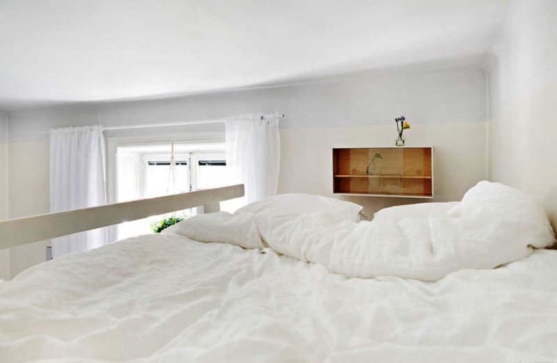 Белоснежная подвесная кровать с полочкой для аксессуаров