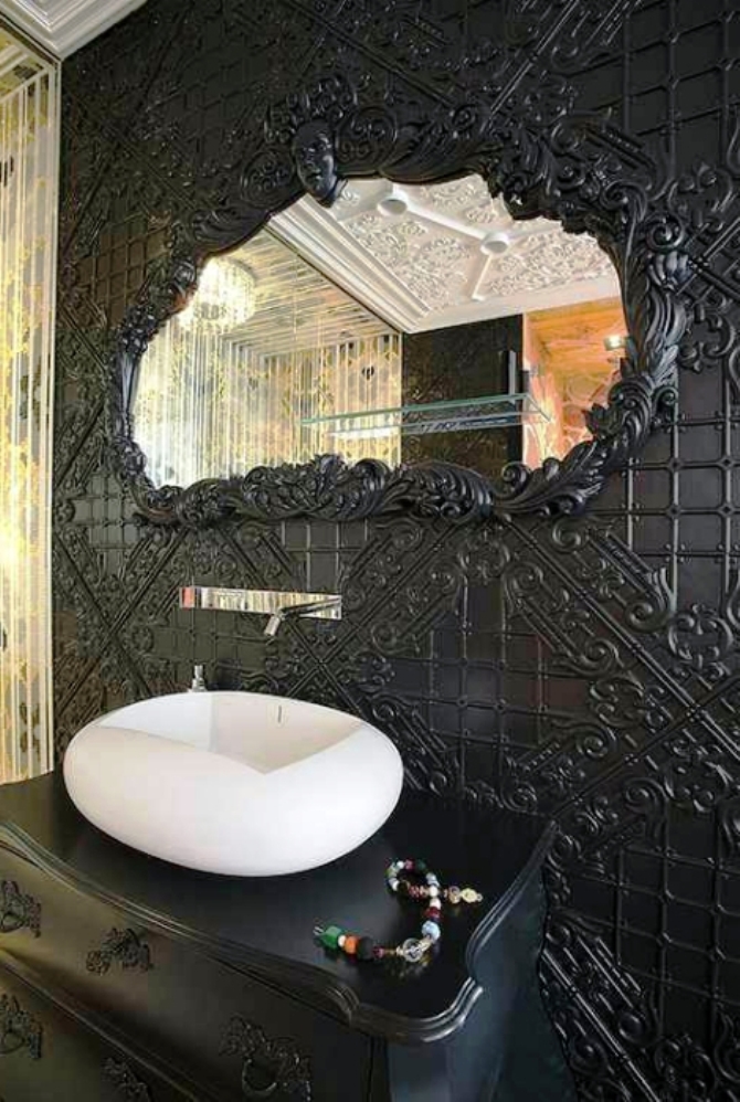 4. Большое узорное зеркало на стене темного цвета и белоснежная раковина в дизайне ванной комнаты