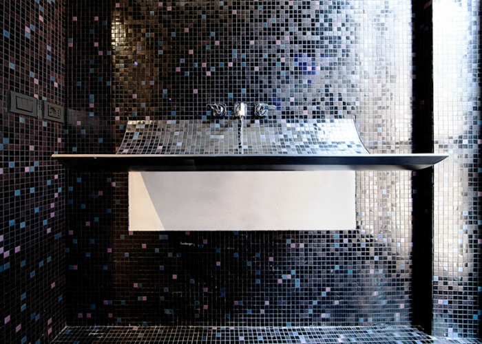8. Шикарная ванная комната из мозаики с темно-синей раковиной