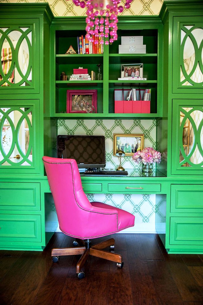 Яркая мебель насыщенного зеленого цвета с розовым креслом