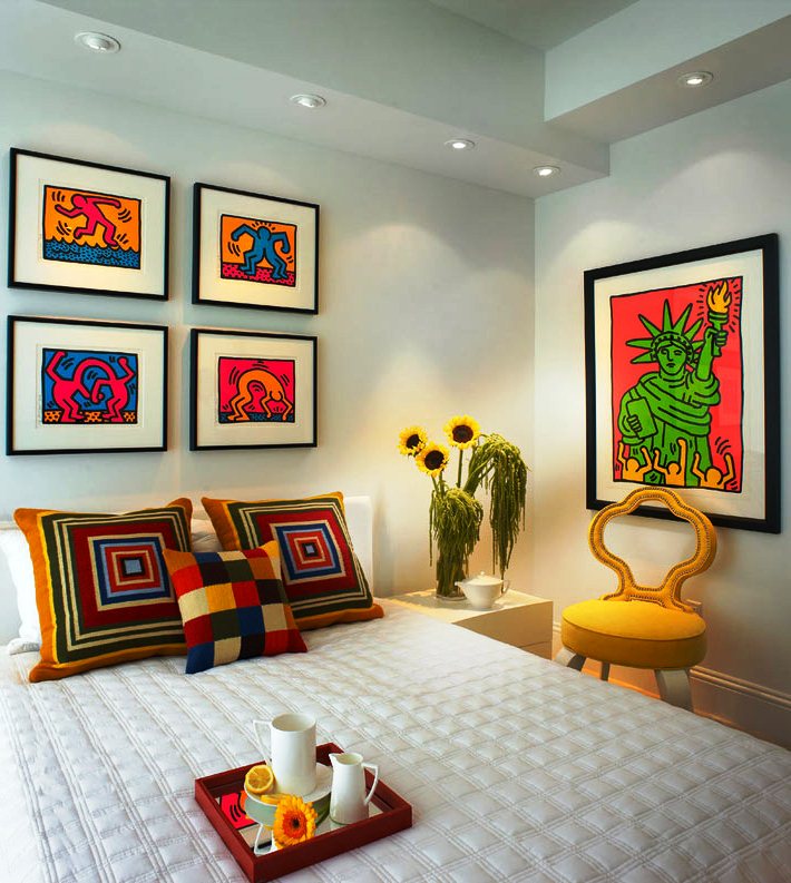 Дизайн спальни в красочных тонах с креативными подушками, картинами и цветами