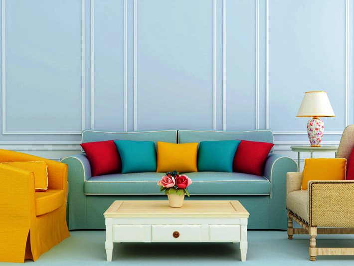 Нежная гостиная с уютным диванчик и разноцветными подушками