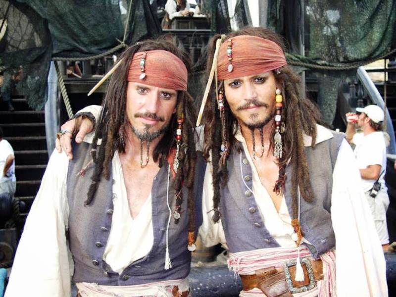 1. Джонни Депп и его дублер Тони Анджелотти на съемках фильма «Пиратов Карибского моря»