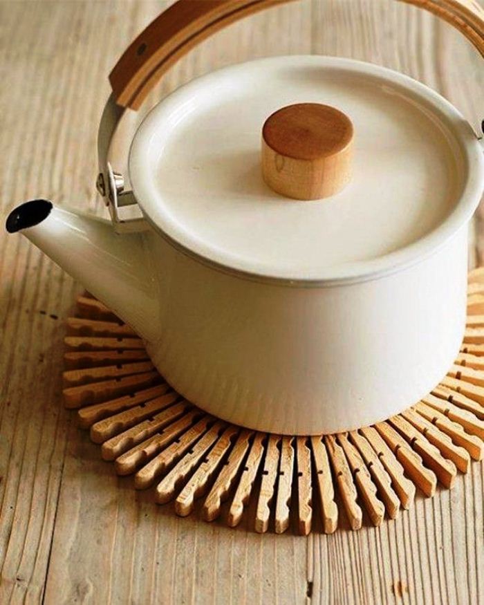 Креативная подставка под чайник из деревянных прищепок своими руками
